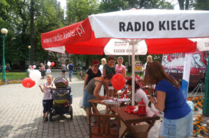 W piątek 18 lipca nasza radiowa ekipa odwiedziła Końskie. Nasz wóz satelitarny ustawił się na skwerze obok kolegiaty pw. św.Mikołaja. / Ewa Kiślak / Radio Kielce