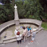 Spacer po centrum Kielc w ramach wakacyjnych audycji pod wspólnym tytułem „Świętokrzyskie na fali. 25 lat wolności”. Park Miejski, popiersie Stanisława Staszica / Wojciech Habdas / Radio Kielce