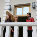 Przy siedzibie Biura Wystaw Artystycznych w Kielcach stanęło igloo, wykonane z plastikowych butelek / Kamil Król / Radio Kielce