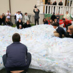 Przy siedzibie Biura Wystaw Artystycznych w Kielcach stanęło igloo, wykonane z plastikowych butelek / Kamil Król / Radio Kielce