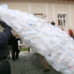 Przy siedzibie Biura Wystaw Artystycznych w Kielcach stanęło igloo, wykonane z plastikowych butelek / Kamil Król / Radio Kielce