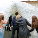 Przy siedzibie Biura Wystaw Artystycznych w Kielcach stanęło igloo, wykonane z plastikowych butelek / Kamil Król / Radio Kielce