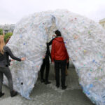 Przy siedzibie Biura Wystaw Artystycznych w Kielcach stanęło igloo, wykonane z plastikowych butelek / Kamil Król / Radio Kielce
