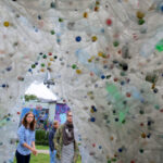 Przy siedzibie Biura Wystaw Artystycznych w Kielcach stanęło igloo, wykonane z plastikowych butelek / Kamil Król / Radio Kielce