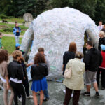 Przy siedzibie Biura Wystaw Artystycznych w Kielcach stanęło igloo, wykonane z plastikowych butelek / Kamil Król / Radio Kielce