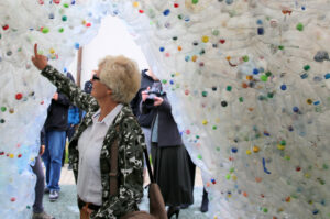 Przy siedzibie Biura Wystaw Artystycznych w Kielcach stanęło igloo, wykonane z plastikowych butelek / Kamil Król / Radio Kielce
