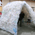 Przy siedzibie Biura Wystaw Artystycznych w Kielcach stanęło igloo, wykonane z plastikowych butelek / Kamil Król / Radio Kielce
