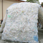 Przy siedzibie Biura Wystaw Artystycznych w Kielcach stanęło igloo, wykonane z plastikowych butelek / Kamil Król / Radio Kielce