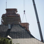 Święty Krzyż. Montaż drugiego elementu kopuły wieży klasztornej. / Wojciech Habdas / Radio Kielce