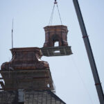 Święty Krzyż. Montaż drugiego elementu kopuły wieży klasztornej. / Wojciech Habdas / Radio Kielce