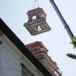 Święty Krzyż. Montaż drugiego elementu kopuły wieży klasztornej. / Wojciech Habdas / Radio Kielce