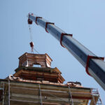 Święty Krzyż. Montaż drugiego elementu kopuły wieży klasztornej. / Wojciech Habdas / Radio Kielce