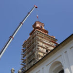 Święty Krzyż. Montaż drugiego elementu kopuły wieży klasztornej. / Wojciech Habdas / Radio Kielce