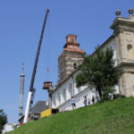 Święty Krzyż. Trzeci element kopuły transportowany na szczyt wieży. / Wojciech Habdas / Radio Kielce