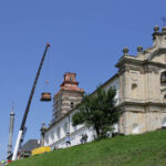 Święty Krzyż. Trzeci element kopuły transportowany na szczyt wieży. / Wojciech Habdas / Radio Kielce