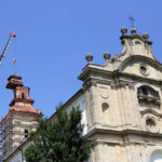 Święty Krzyż. Trzeci element kopuły transportowany na szczyt wieży. / Wojciech Habdas / Radio Kielce