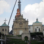 Montaż kopuły wieży klasztoru na Świętym Krzyżu. / Wojciech Habdas / Radio Kielce