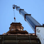 Montaż kopuły wieży klasztoru na Świętym Krzyżu. / Wojciech Habdas / Radio Kielce