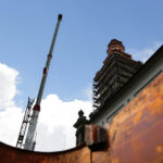 Montaż kopuły wieży klasztoru na Świętym Krzyżu. Pogoda od rana dopisywała. / Wojciech Habdas / Radio Kielce