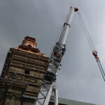 Montaż kopuły wieży klasztoru na Świętym Krzyżu. Jednak przed wzniesieniem ostatniej części, niebo zachmurzyło się. / Wojciech Habdas / Radio Kielce