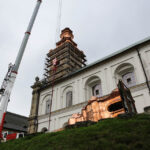 Montaż kopuły wieży klasztoru na Świętym Krzyżu. Prace wstrzymano na kilka godzin. / Wojciech Habdas / Radio Kielce