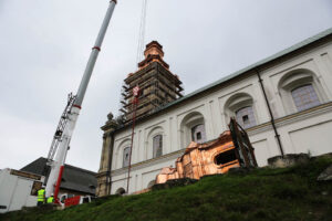 Montaż kopuły wieży klasztoru na Świętym Krzyżu. Prace wstrzymano na kilka godzin. / Wojciech Habdas / Radio Kielce