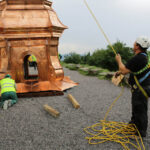 Montaż kopuły wieży klasztoru na Świętym Krzyżu. Ostatni element montowano w deszczu. / Wojciech Habdas / Radio Kielce