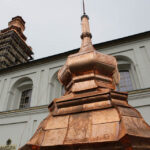 Montaż kopuły wieży klasztoru na Świętym Krzyżu. Ostatni element montowano w deszczu. / Wojciech Habdas / Radio Kielce