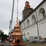 Montaż kopuły wieży klasztoru na Świętym Krzyżu. Przygotowania do wyniesienia na szczyt wieży czwartego elementu konstrukcji kopuły. / Wojciech Habdas / Radio Kielce