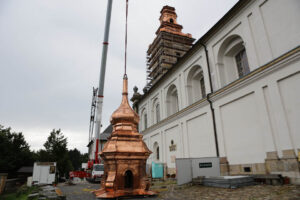 Montaż kopuły wieży klasztoru na Świętym Krzyżu. Przygotowania do wyniesienia na szczyt wieży czwartego elementu konstrukcji kopuły. / Wojciech Habdas / Radio Kielce