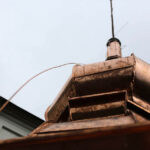 Montaż kopuły wieży klasztoru na Świętym Krzyżu. Przygotowania do wyniesienia na szczyt wieży czwartego elementu konstrukcji kopuły. Piorunochron. / Wojciech Habdas / Radio Kielce