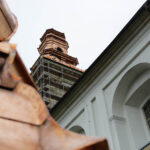 Montaż kopuły wieży klasztoru na Świętym Krzyżu. Przygotowania do wyniesienia na szczyt wieży czwartego elementu konstrukcji kopuły. / Wojciech Habdas / Radio Kielce