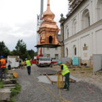Montaż kopuły wieży klasztoru na Świętym Krzyżu. Przygotowania do wyniesienia na szczyt wieży czwartego elementu konstrukcji kopuły. / Wojciech Habdas / Radio Kielce