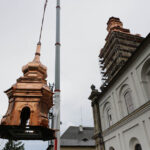 Montaż kopuły wieży klasztoru na Świętym Krzyżu. Ostatni element wynoszony na szczyt wieży. / Wojciech Habdas / Radio Kielce