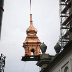 Montaż kopuły wieży klasztoru na Świętym Krzyżu. Ostatni element wynoszony na szczyt wieży. / Wojciech Habdas / Radio Kielce