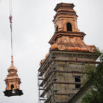 Montaż kopuły wieży klasztoru na Świętym Krzyżu. Ostatni element wynoszony na szczyt wieży. / Wojciech Habdas / Radio Kielce