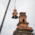 Montaż kopuły wieży klasztoru na Świętym Krzyżu. Ostatni element wynoszony na szczyt wieży. / Wojciech Habdas / Radio Kielce