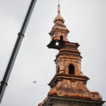 Montaż kopuły wieży klasztoru na Świętym Krzyżu. Ostatni element wynoszony na szczyt wieży. / Wojciech Habdas / Radio Kielce