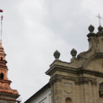 Montaż kopuły wieży klasztoru na Świętym Krzyżu. Ostatni element wynoszony na szczyt wieży. / Wojciech Habdas / Radio Kielce