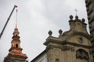 Montaż kopuły wieży klasztoru na Świętym Krzyżu. Ostatni element wynoszony na szczyt wieży. / Wojciech Habdas / Radio Kielce