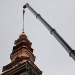 Montaż kopuły wieży klasztoru na Świętym Krzyżu. Ostatni element wynoszony na szczyt wieży. / Wojciech Habdas / Radio Kielce