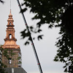 Montaż kopuły wieży klasztoru na Świętym Krzyżu. Ostatni element wynoszony na szczyt wieży. / Wojciech Habdas / Radio Kielce