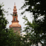 Montaż kopuły wieży klasztoru na Świętym Krzyżu. Kopuła wieży kompletna. / Wojciech Habdas / Radio Kielce