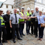 Montaż kopuły wieży klasztoru na Świętym Krzyżu. Budowniczowie wieży klasztornej, wraz z gospodarzami tego miejsca. / Wojciech Habdas / Radio Kielce