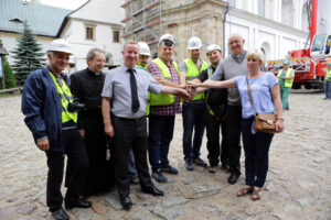 Montaż kopuły wieży klasztoru na Świętym Krzyżu. Budowniczowie wieży klasztornej, wraz z gospodarzami tego miejsca. / Wojciech Habdas / Radio Kielce