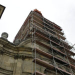 Montaż kopuły wieży klasztoru na Świętym Krzyżu. Kopuła wieży kompletna. / Wojciech Habdas / Radio Kielce