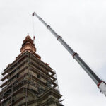 Montaż kopuły wieży klasztoru na Świętym Krzyżu. Kopuła wieży kompletna. / Wojciech Habdas / Radio Kielce