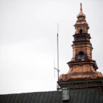 Montaż kopuły wieży klasztoru na Świętym Krzyżu. / Wojciech Habdas / Radio Kielce