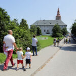 Setki osób odwiedziły w niedzielę Święty Krzyż / Wojciech Habdas / Radio Kielce