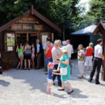 Setki osób odwiedziły w niedzielę Święty Krzyż / Wojciech Habdas / Radio Kielce